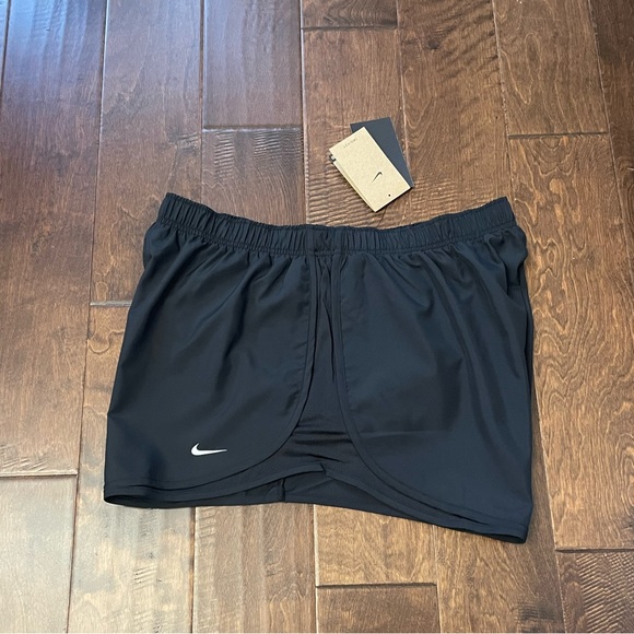 Sexy Essential Women’s Nike Dri-Fit Tempo Running Shorts, Plus Size 1X NWT - Picture 5 of 6